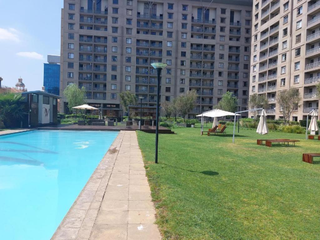 Prestige Apartments Sandton At Westpoint Johannesburgo Exterior foto